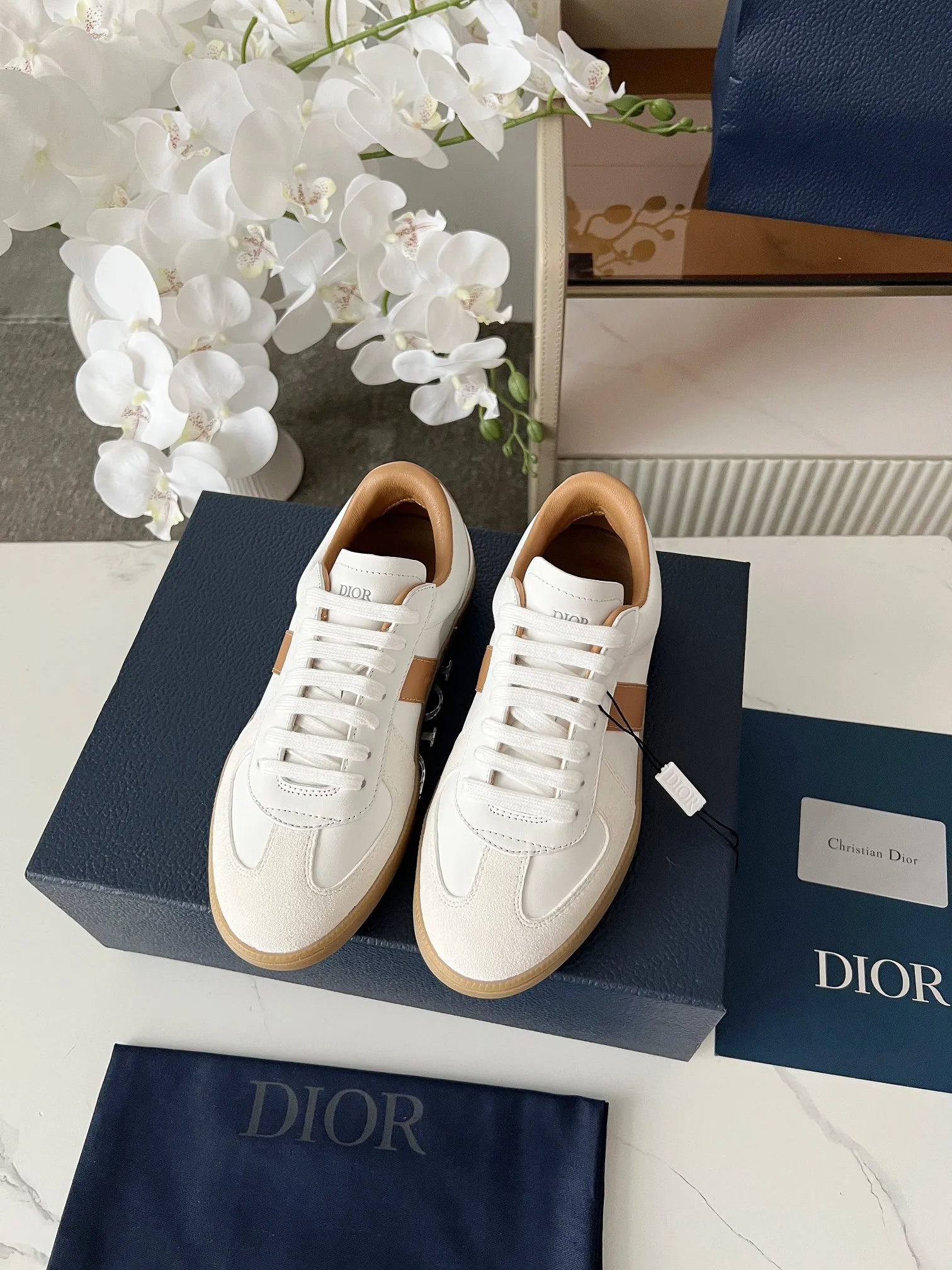 Men's Men's Shoes💰420 [New Style]🍿🍿Dior Dior Size: 38-44 (45 customized) 2025 new Dior B01 top version of moral training shoes! ! ! Made of white and brown first-layer cowhide, paired with white high-mercerized smooth suede, the upper is fully oiled and the original TPU molded outsole. New to the Fall 2025 collection, this sneaker marks the return of Dior’s classic style, reinterpreted in a stylish and elegant silhouette. Crafted from brown and white smooth first-grain cowhide, it's decorated with white high-mercerized cow suede splicing to enhance the style. Lined in tonal silk sheepskin, the shoe is finished with the Dior logo on the tongue and inner sides, and the CD icon on the heel. Paired with amber Tpu non-slip soles, it can be matched with various styles to create a sophisticated look.